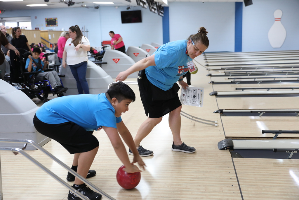 Dalton Public Schools is proud of our students who recently showcased their skills and determination through a bowling celebration! Students from Hammond Creek and Park Creek spent the day bowling together and celebrating their hard work. Your dedication, perseverance, and sportsmanship inspire us all!