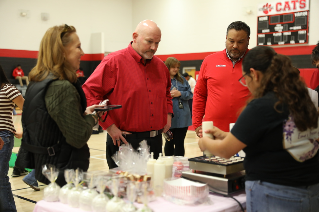 Students in the 3DE program at The Dalton Academy put their creativity and entrepreneurial mindset on display during today’s Market Square event. As part of the challenge, they designed their own businesses and products to sell, gaining hands-on, real-world experience. Many students even sold out of their items! #LearnLeadSucceed