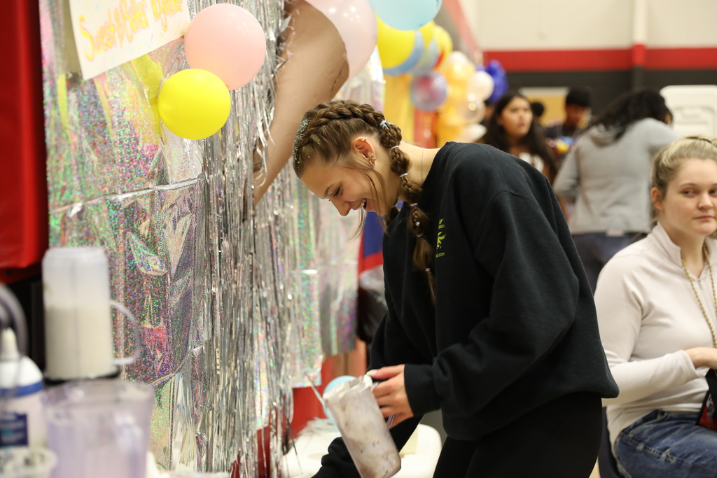 Students in the 3DE program at The Dalton Academy put their creativity and entrepreneurial mindset on display during today’s Market Square event. As part of the challenge, they designed their own businesses and products to sell, gaining hands-on, real-world experience. Many students even sold out of their items! #LearnLeadSucceed