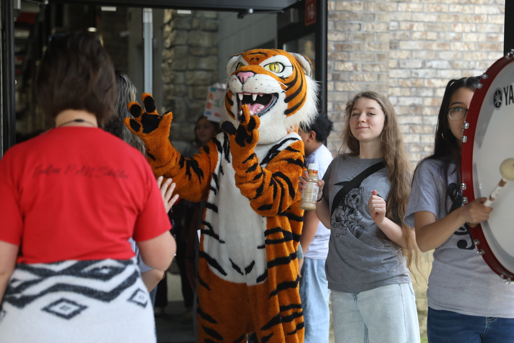 Recently, all fifth-grade students across the district visited Hammond Creek Middle School for their Tiger Tours! During their visit, students explored the campus, connected with staff and current students, discovered available courses, and got answers to their questions about middle school. Our future Tigers had an amazing time learning, exploring, and making new friends!