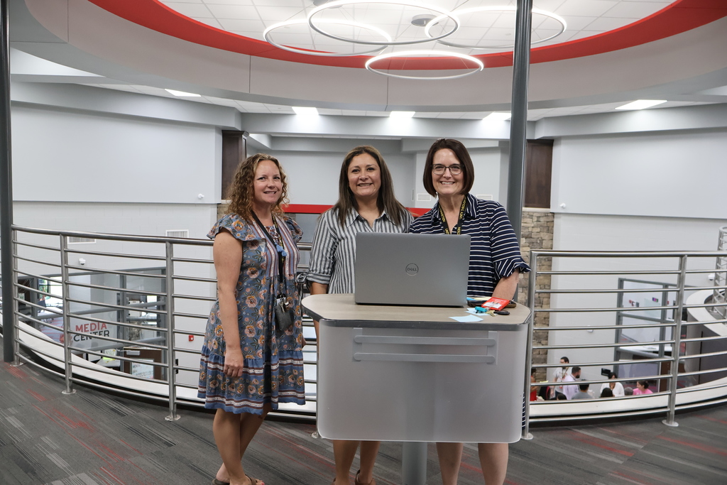 picture of fabiola miranda with teachers
