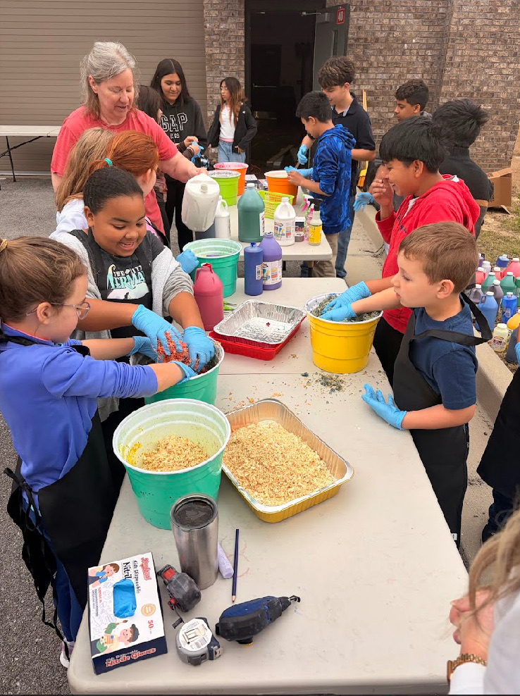 Students preparing the materials to do the alfombras