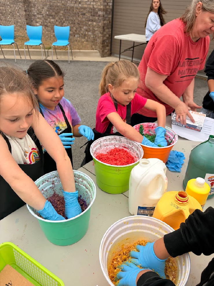 Students mixing the materials for the alfombras 