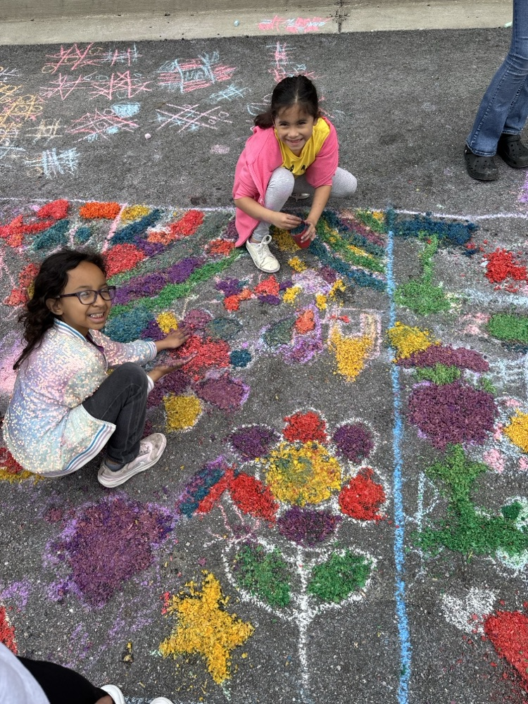 Students working on the alfombras 