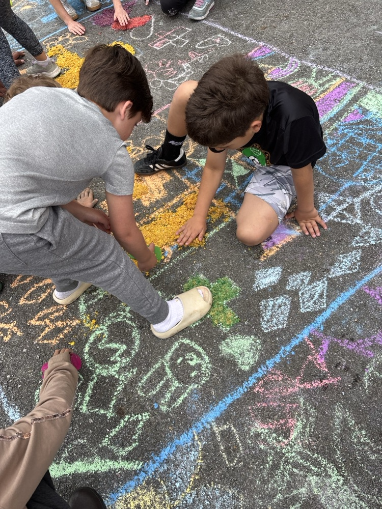 Students working on the alfombras 