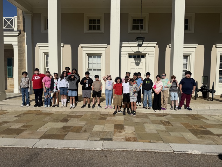 Students gathering in front of a plantation house located at the Chickamauga Battlefield 