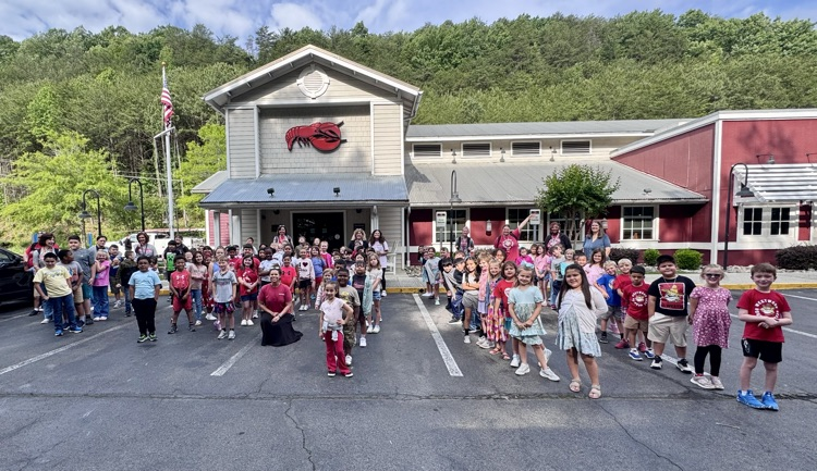 A picture of all 1st grade students and teachers in the parking lot with Red Lobster in the back