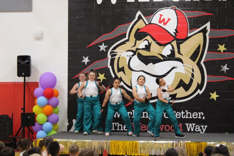 Five girls dancing Hip Hop on stage 