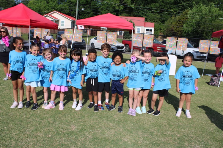 A kindergarten group of students standing on the field 