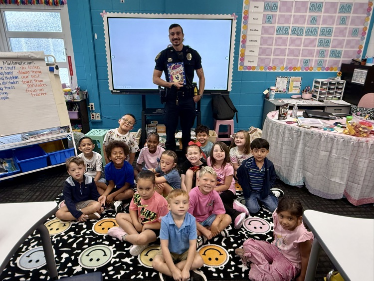 Officer Jenkins taking a group pictures with Ms. Lemus’ class