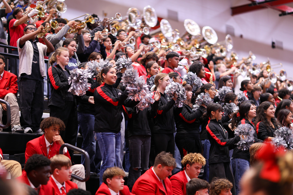 Loud pep rally, louder spirit 🐾 Great way to kick off Homecoming Weekend, Catamounts. Can't wait to see who takes the spirit stick tonight!