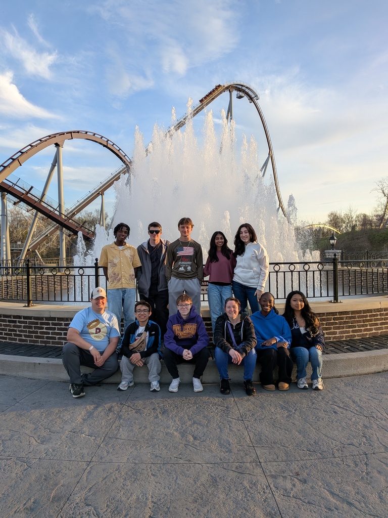 11 students standing in front of a fountain at Hershey Park