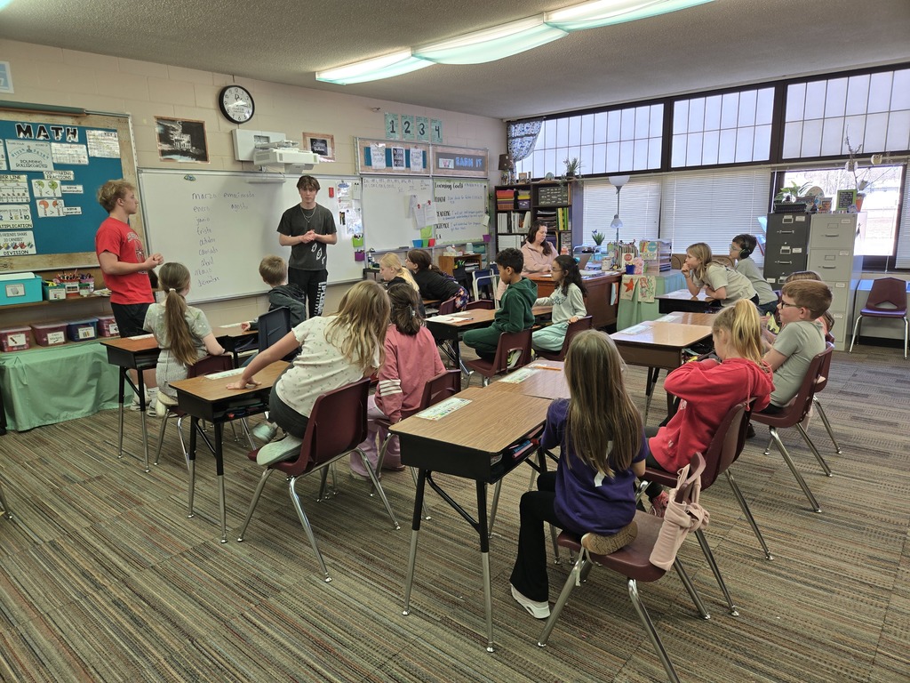 Spanish 4 students taught their second lesson at DCES.