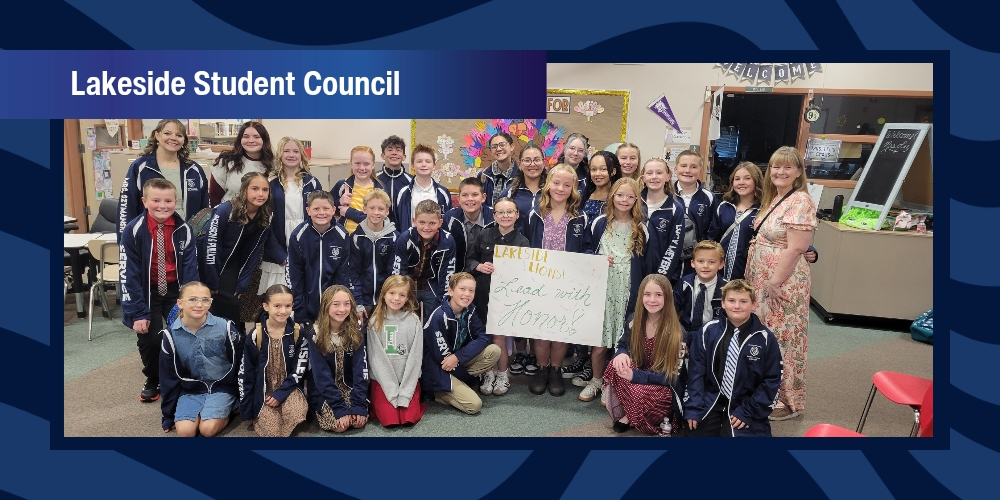 Lakeside Student Council posing for a picture holding a sign.