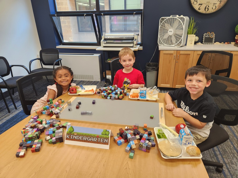 Kindergarteners eating lunch and building with minecraft blocks