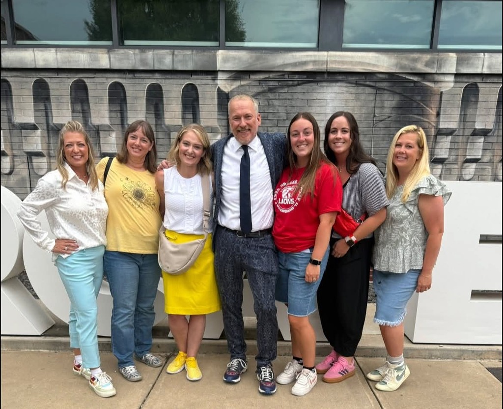 Lakeside Elementary staff members posing for a picture with Ron Clark.
