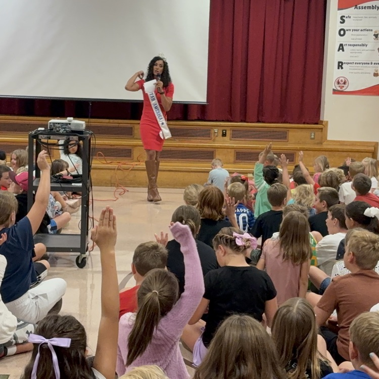 Mrs Utah talking to students