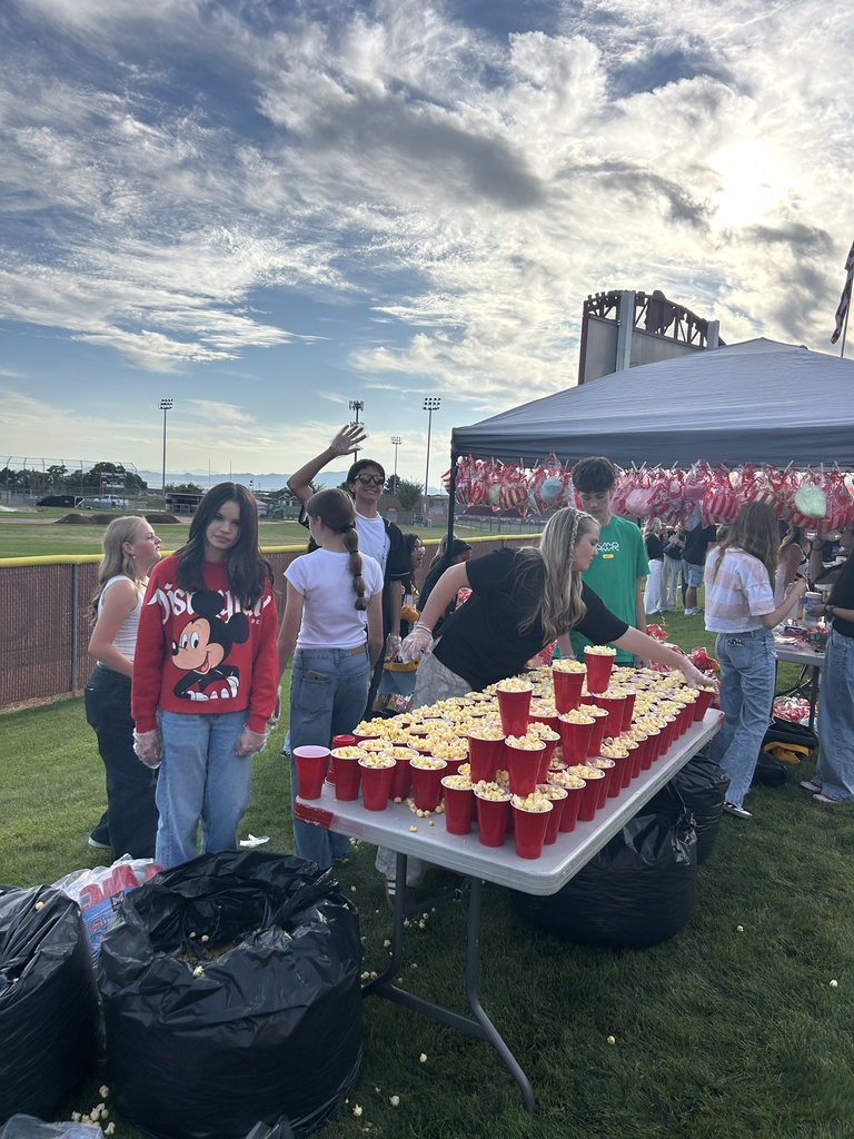 Student body officers make popcorn for the community event.
