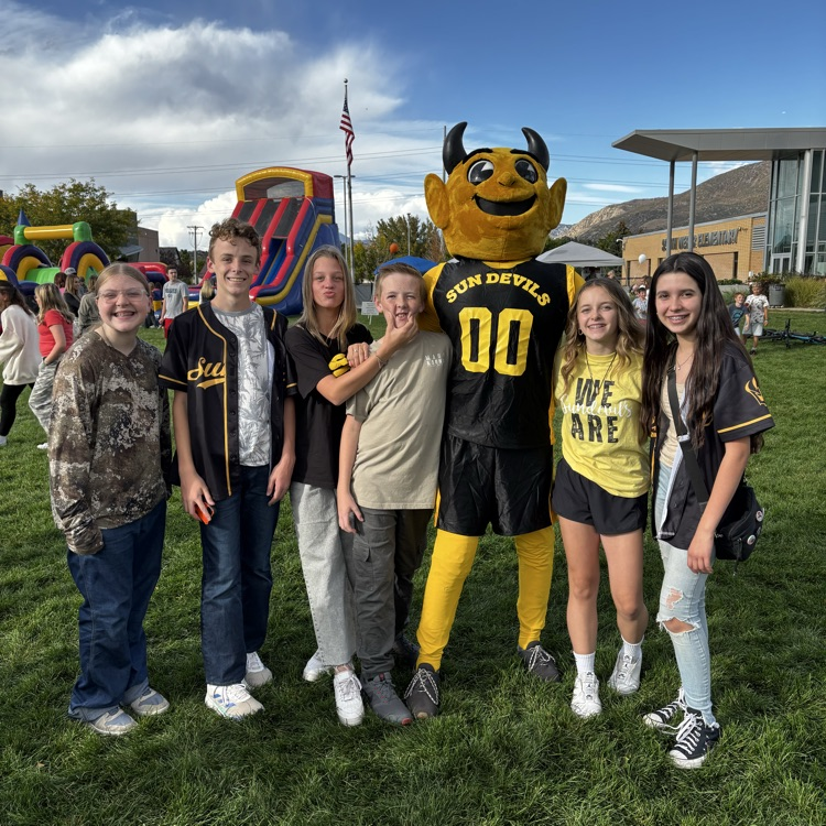 Sunset Junior High mascot Sunny the Sundevil poses with a group a teenagers
