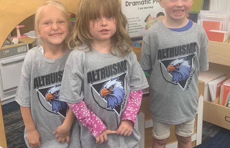 Group of students wearing their Altruismo Shirts!