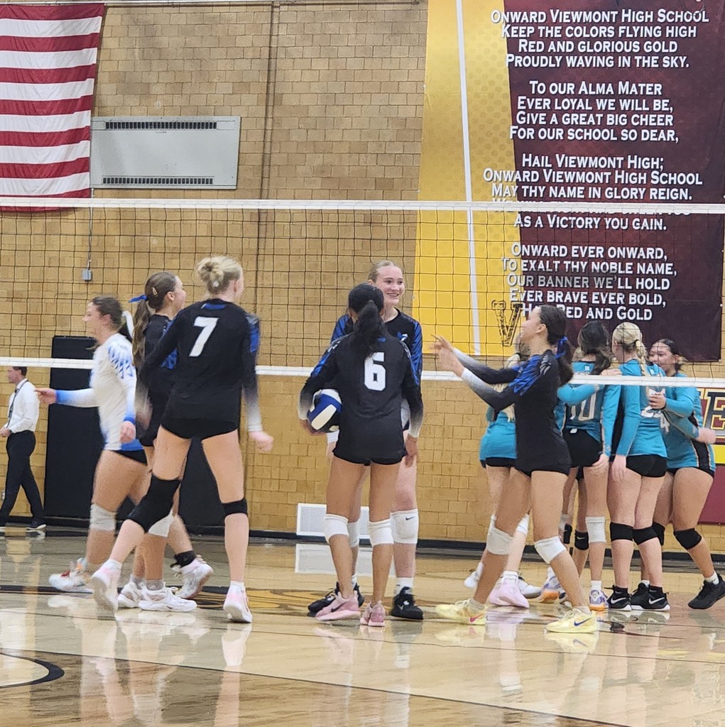Fairfield's team huddling up after a point.  Horizon's team is on the far side of the pic doing the same.