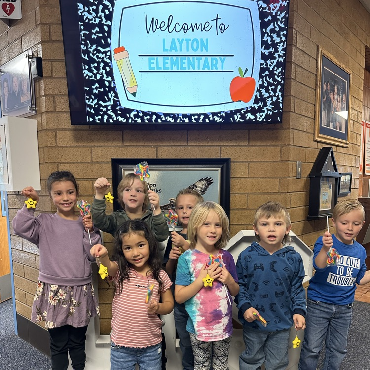 Group of kindergarten students holding star keychains and suckers!