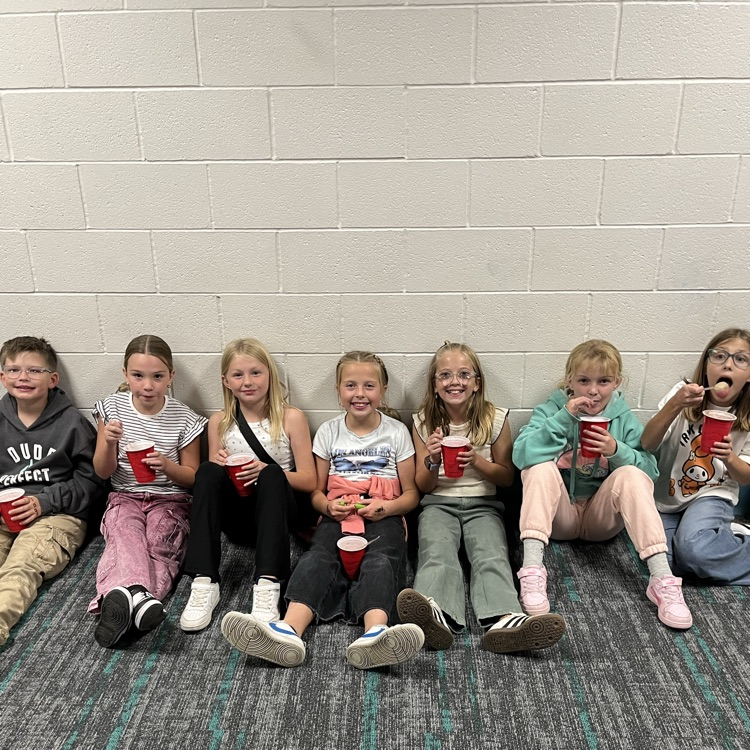Here we can see many 4th graders enjoying their root beer floats!