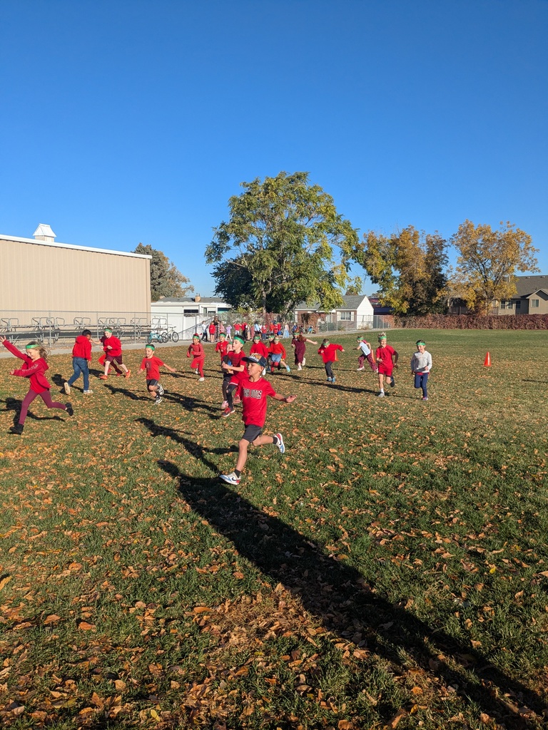 2nd grade students running in the long race. 