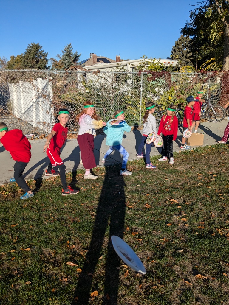 2nd grade students lined up and throwing the discus. 