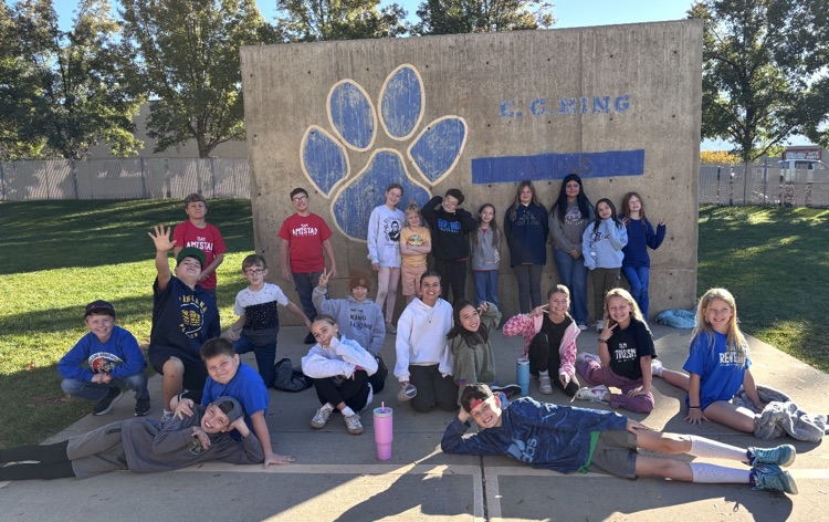 5th graders posing before the fun run