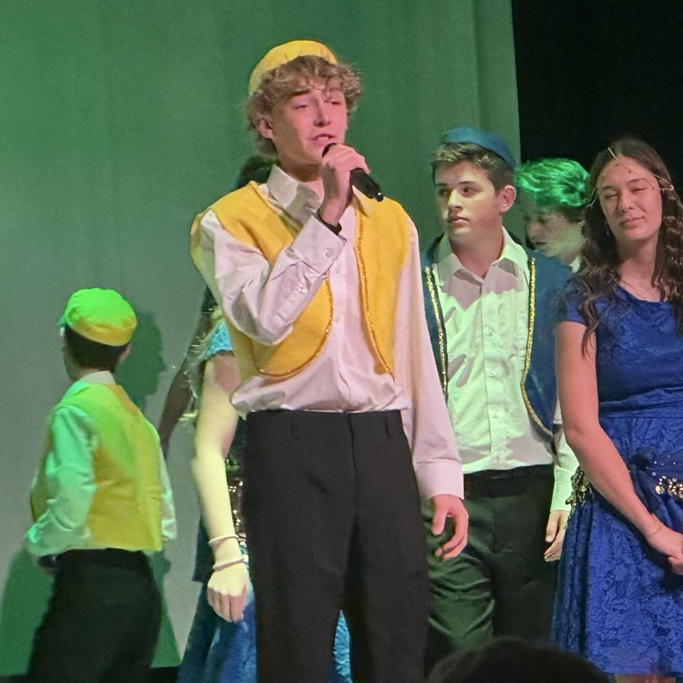 FFJH students singing & performing on stage