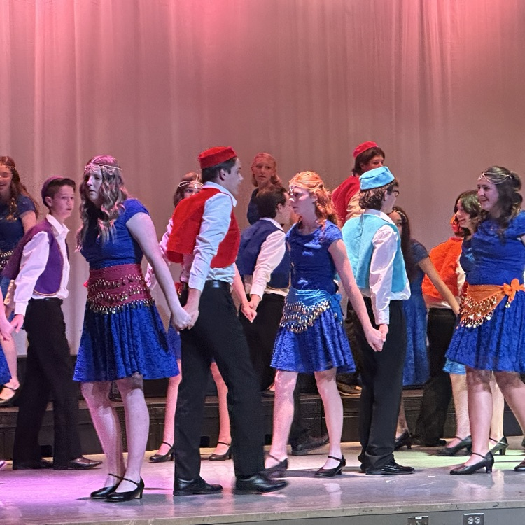 FFJH students singing & performing on stage