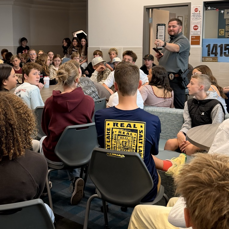 officer Byrd teaching students about the amendments.