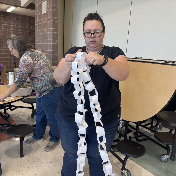 Teacher, counting links of paper chain