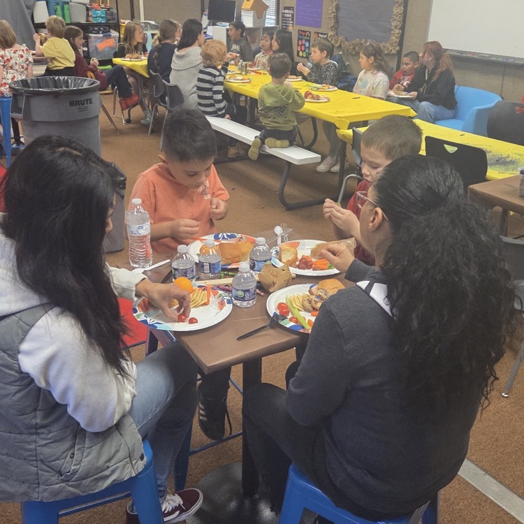 students and families eating for Friendsgiving