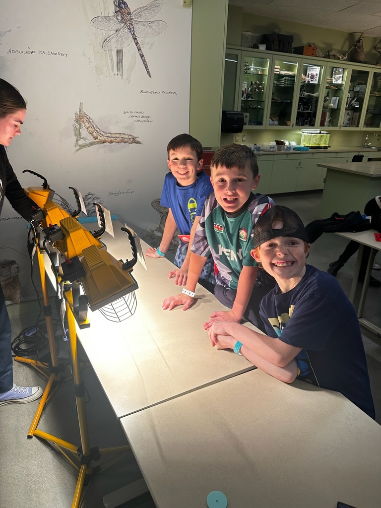 4th graders posing for picture at museum.