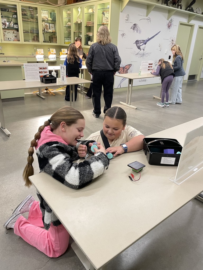 4th graders working on robots.