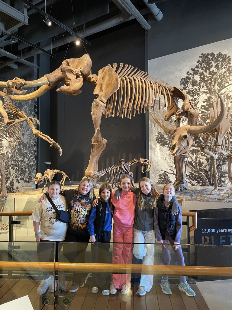 4th graders posing for picture at museum.