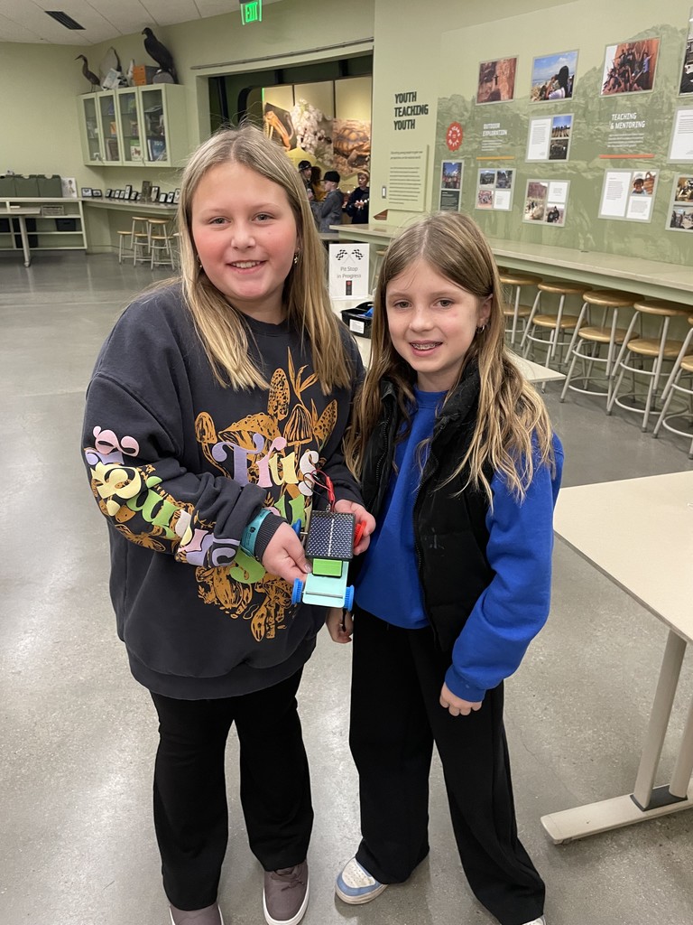 4th graders at field trip posing for picture.