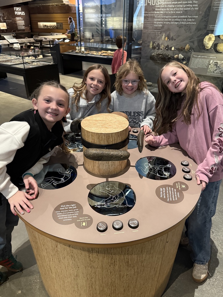 4th graders posing for picture at museum.