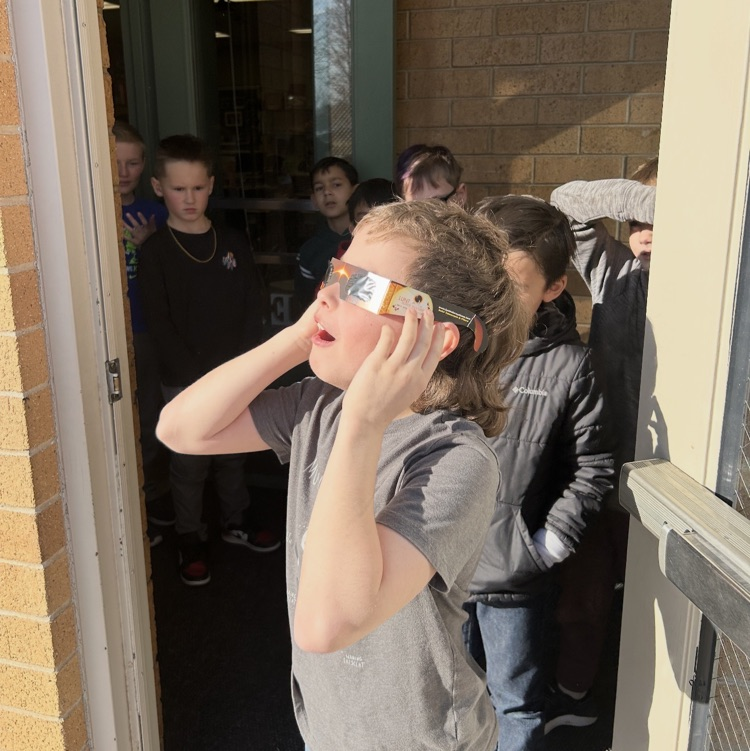 students using 3D glasses