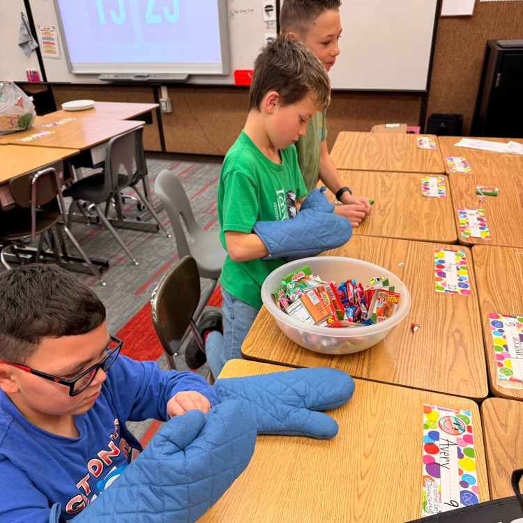 kids at their Valentine's Day party! 