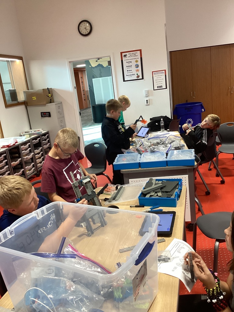 VEX students building their robots.