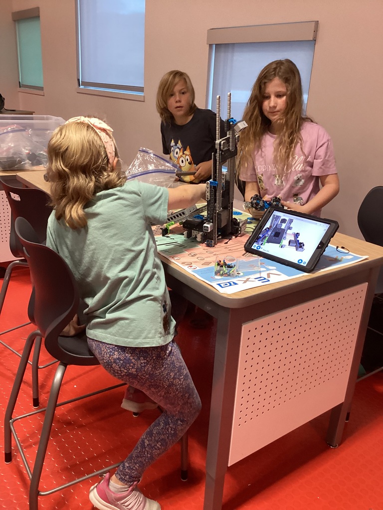 VEX students building their robots.