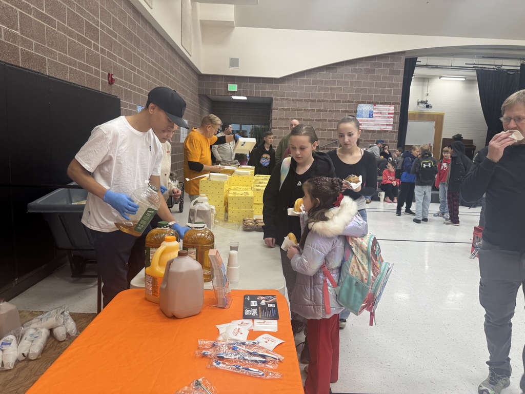 parents and students at donuts and grownups event