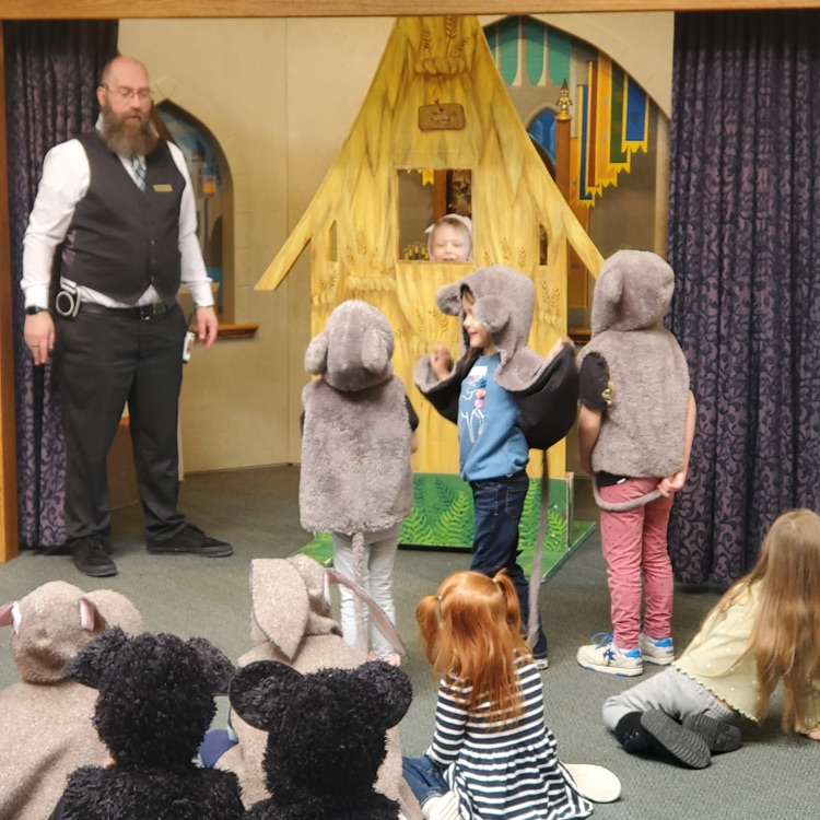 student at treehouse museum