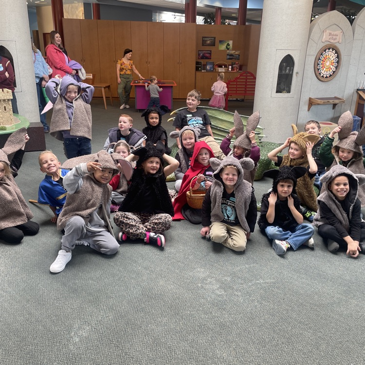 students at treehouse museum