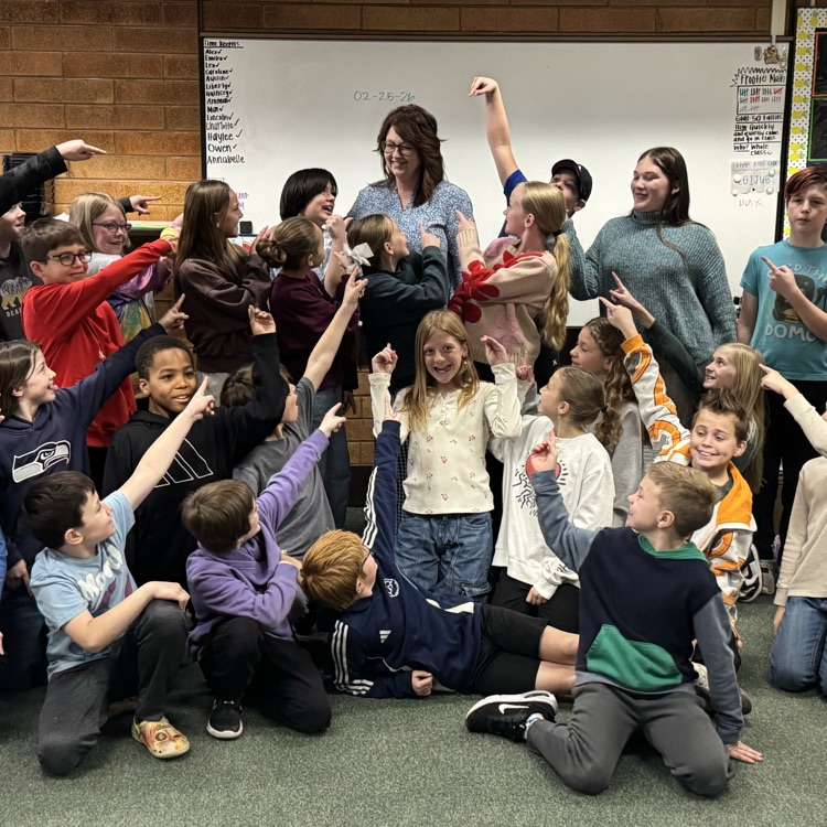 Mrs. Hewett’s class posing for a picture  