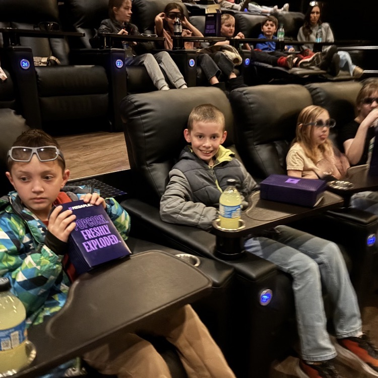 4th graders on a field trip 