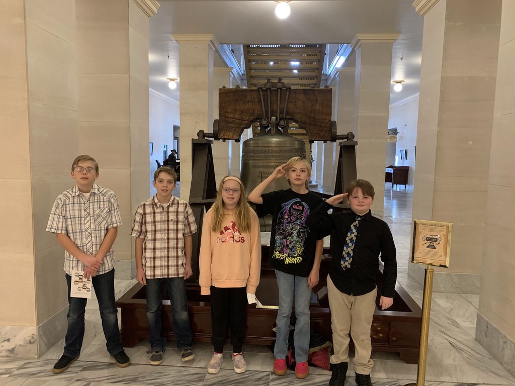5th Grade posing at the Utah State Capitol Building.